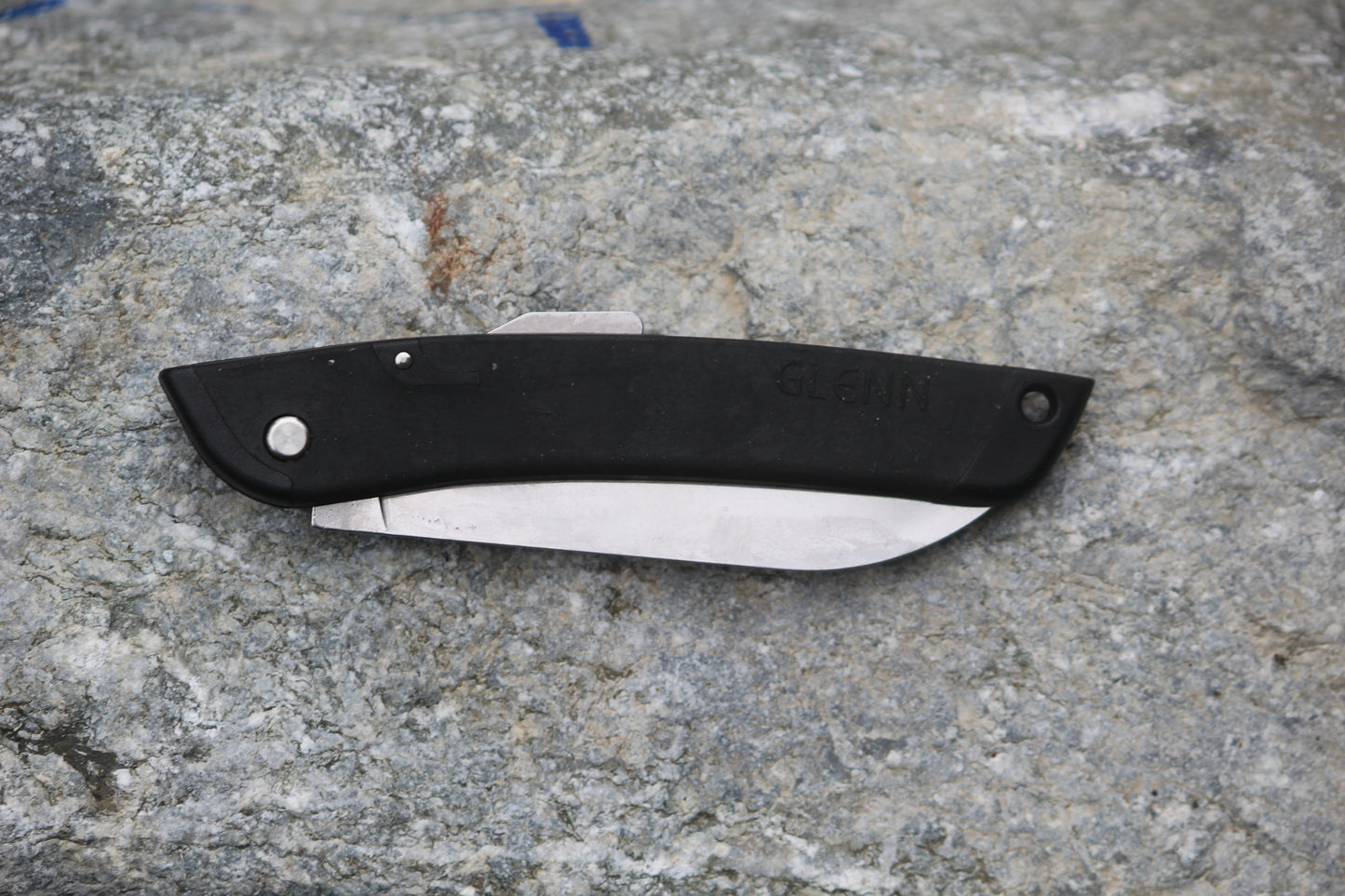 couteau glenn noir ha du filet de peche recyclé